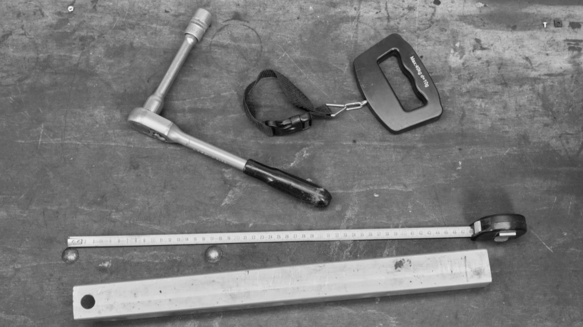 Drehmomentschlüssel aus einer Kofferwaage, einer Knarre und einer Verlängerung