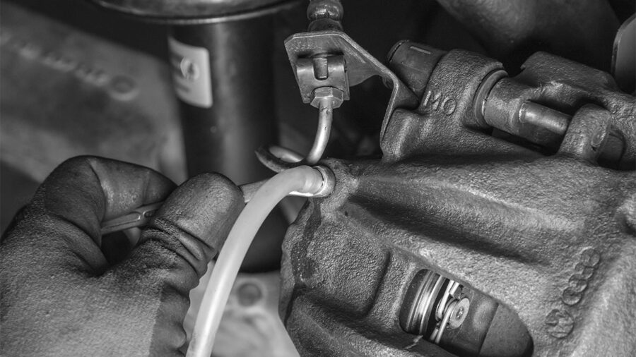 Entlüfterventil an einem Bremssattel öffnen um die Bremsflüssigkeit zu wechseln