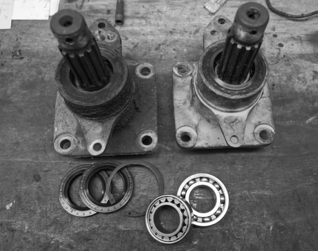 Altes und neues Radlager mit den beiden Wälzlagern, Dichtringen und dem Sprengring