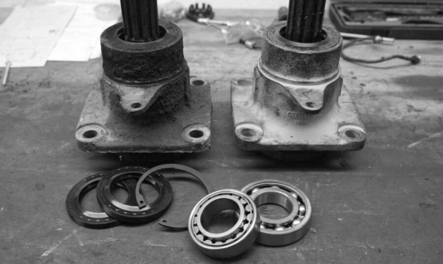 Altes Radlager und neues Radlager mit den Ersatzteilen dafür