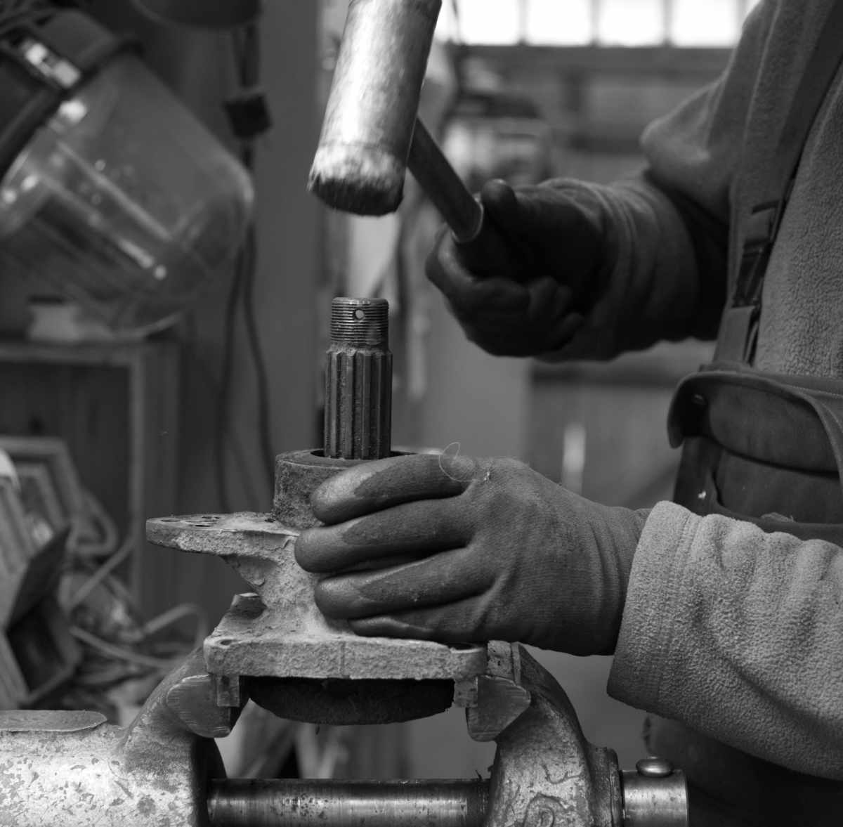 Wellenstummel aus dem Radlagergehäuse mit einem Schonhammer herausschlagen