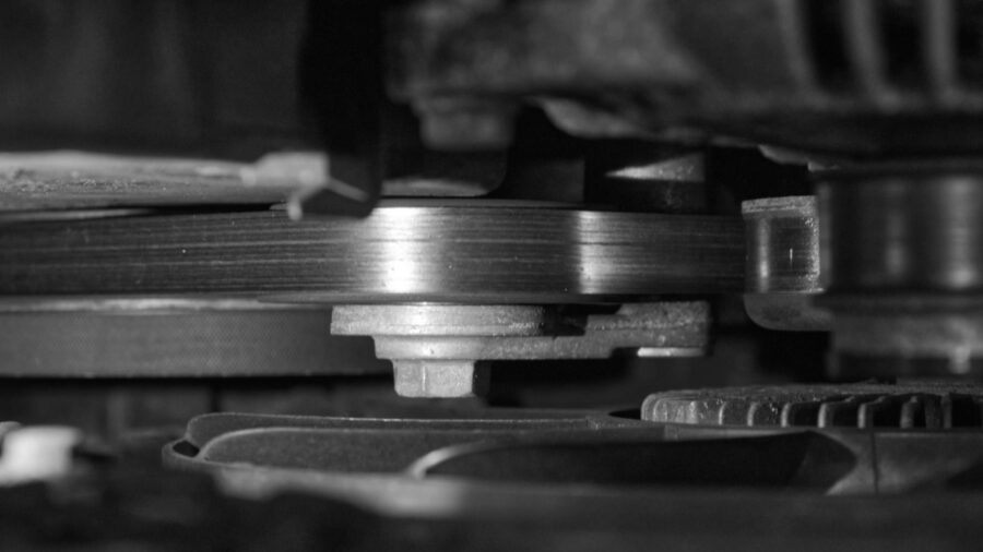 Riemenspanner arretieren, um den Keilrippenriemen schnell zu wechseln