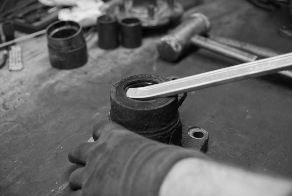 Wellendichtring mit einem Reifen-Montiereisen demontieren