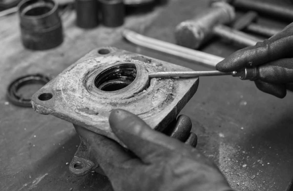 Wellendichtring des inneren Kugellagers mit einem Schraubenzieher heraushebeln