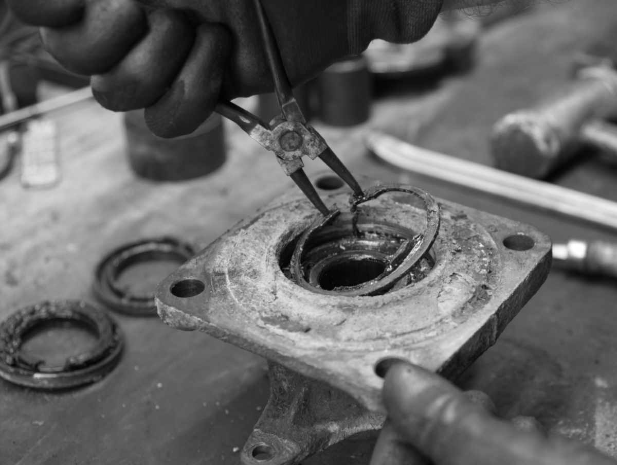 Springring des inneren Wälzlagers mit einer Sprengringzange demontieren