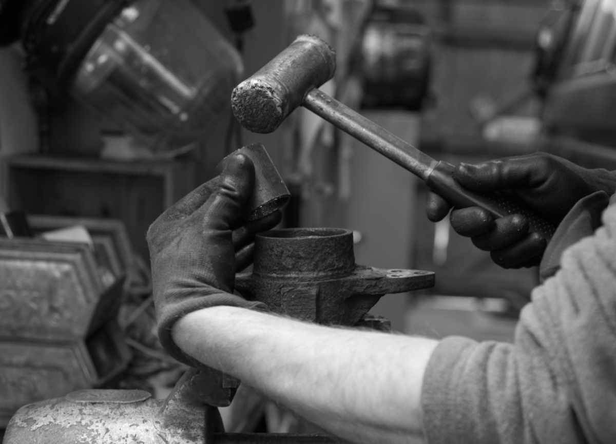 Unteres Kugellager aus dem Gehäuse ausbauen