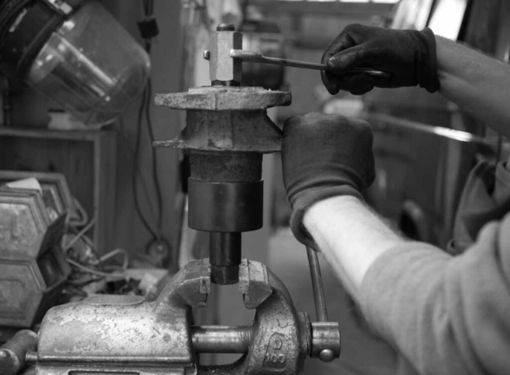 Radlager mit einer Spindel aus dem Gehäuse rauspressen