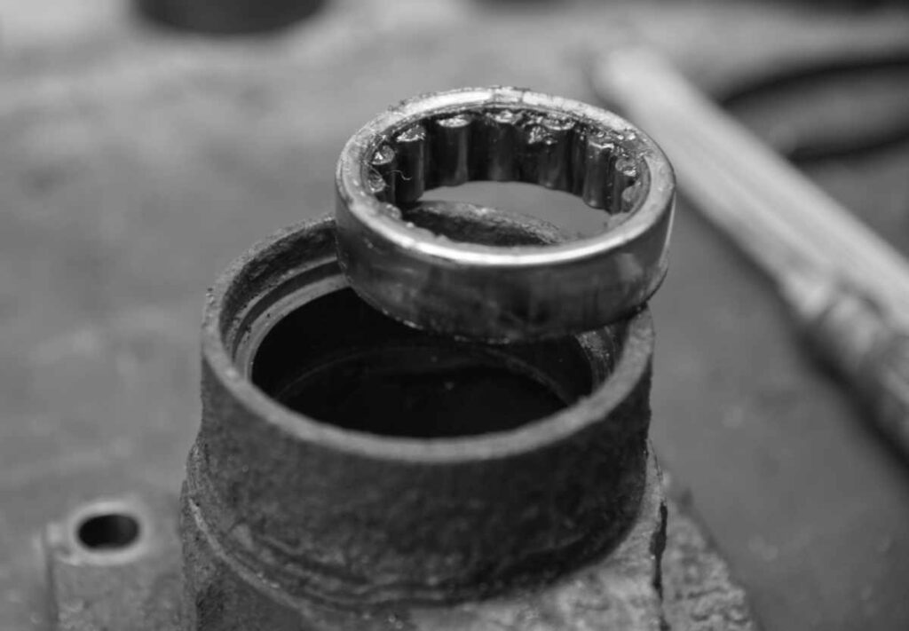 Altes und kaputtes Zylinderrollenlager aus dem Radlager-Gehäuse ausgebaut