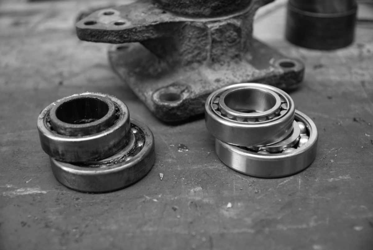 Neue und alte Kugellager vor dem Radlager-Gehäuse