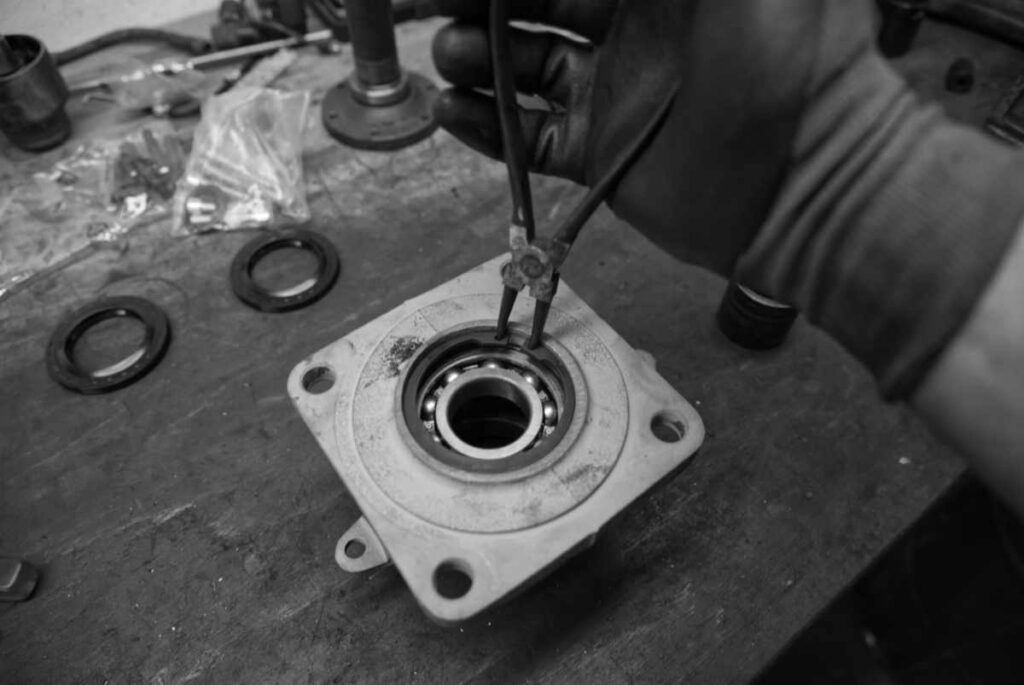 Neuen Sprengring hinter dem inneren Rillenkugellager montieren