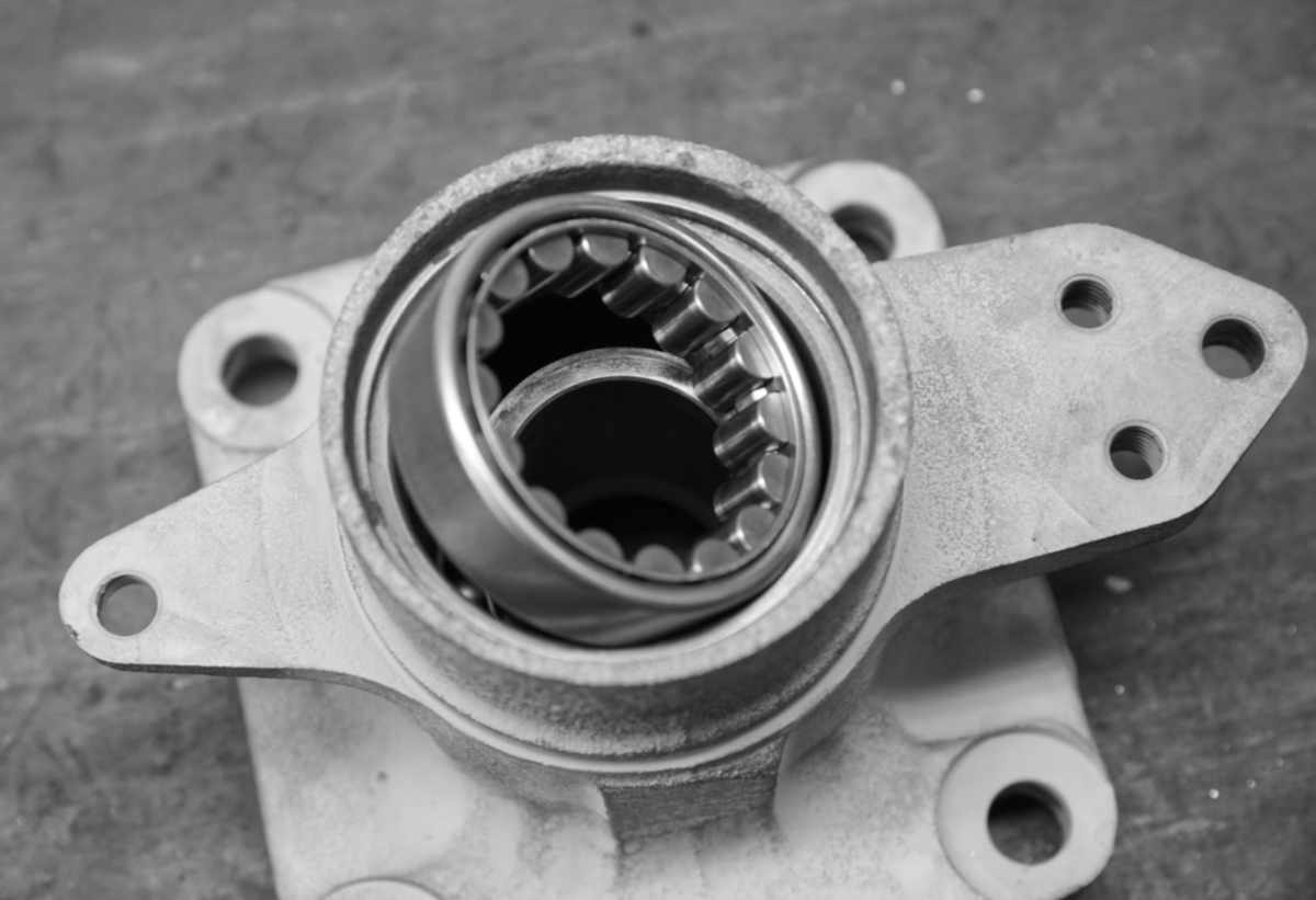 Neues Zylinderrollenlager im Radlager-Gehäuse