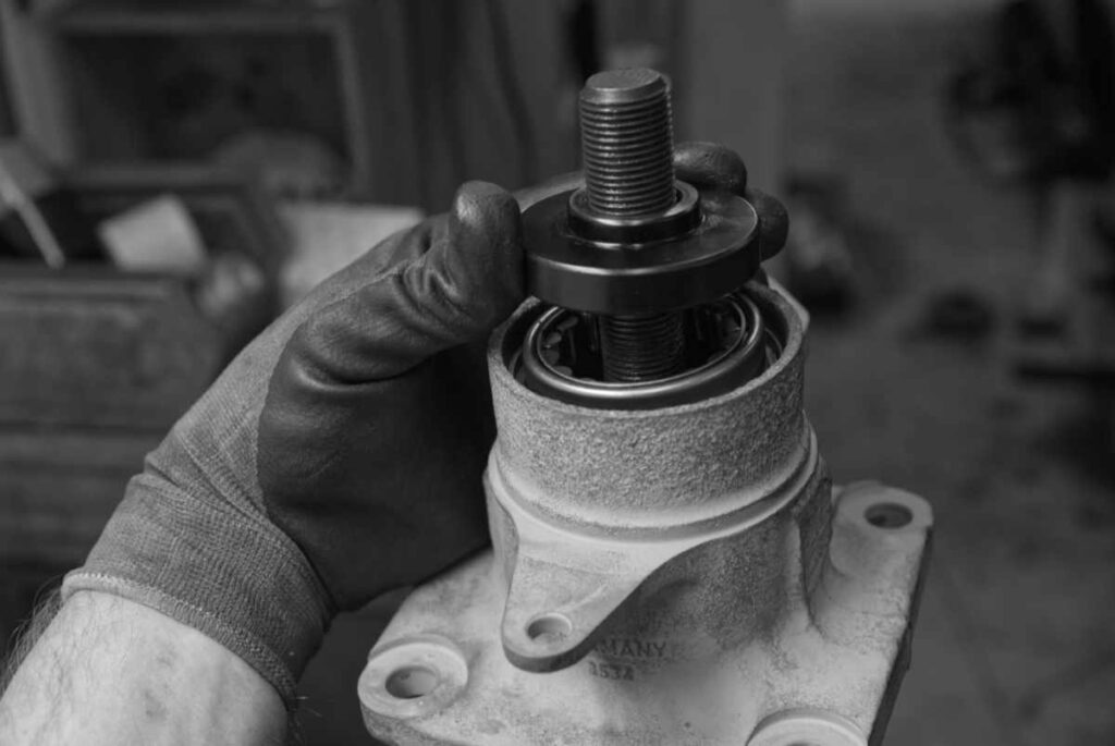 Neues Zylinderrollenlager mit Presse in den Lagerseitz pressen