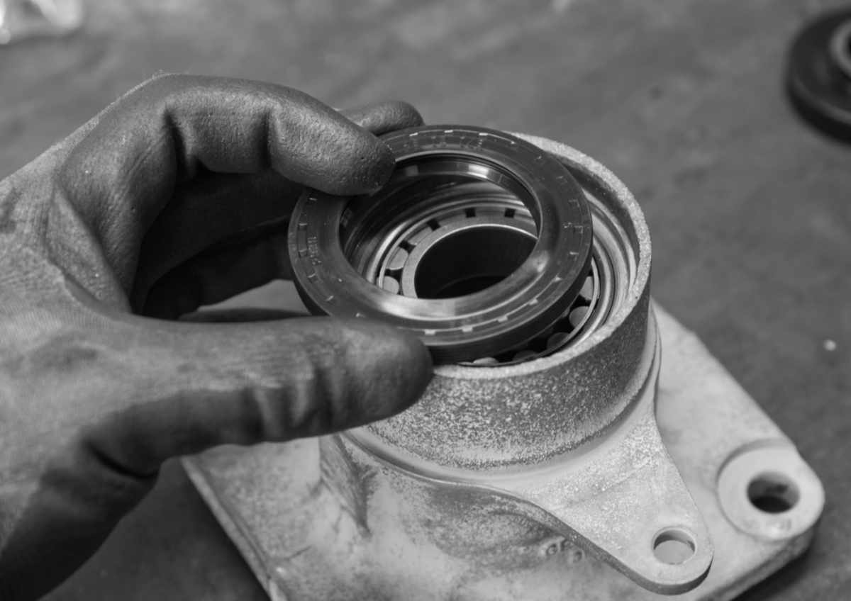 Neuen Wellendichtring in das Radlagergehäuse einsetzen