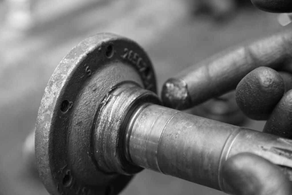 Dichtfläche am Wellenstummel des Radlagers abschmieren