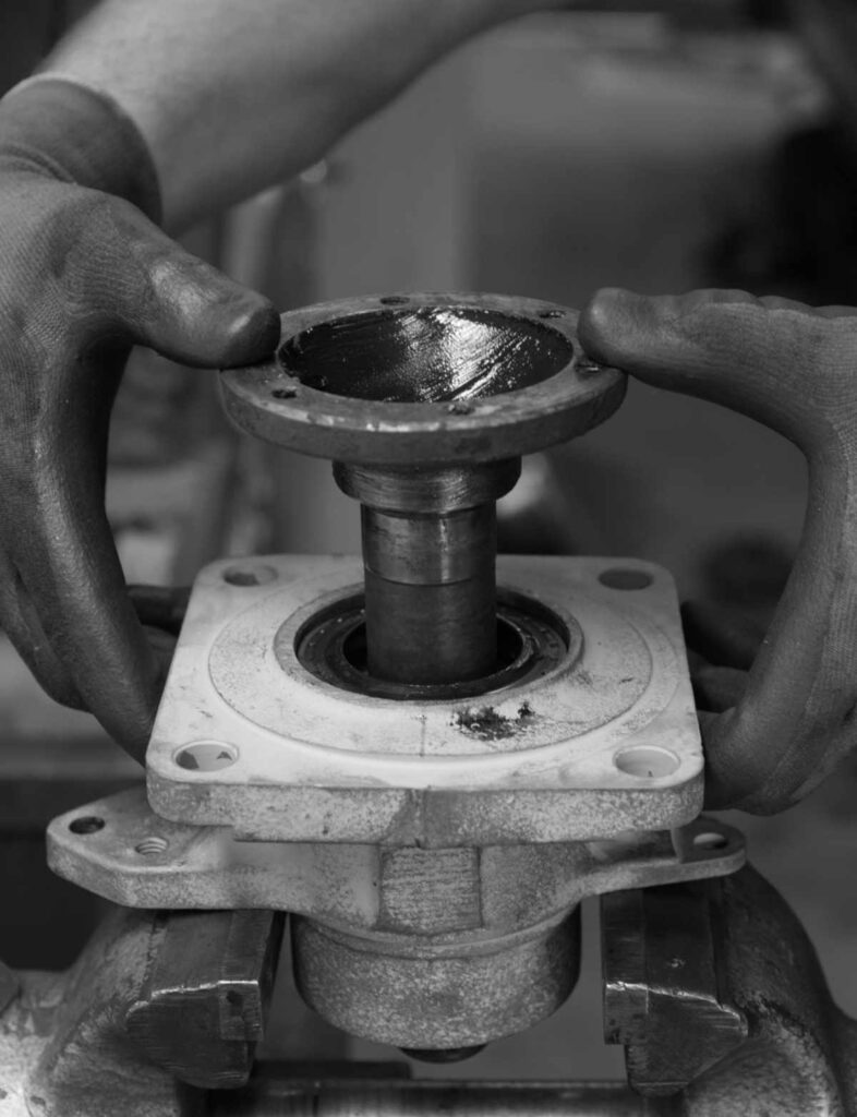 Wellenstummel in das reparierte Radlager hineinschieben