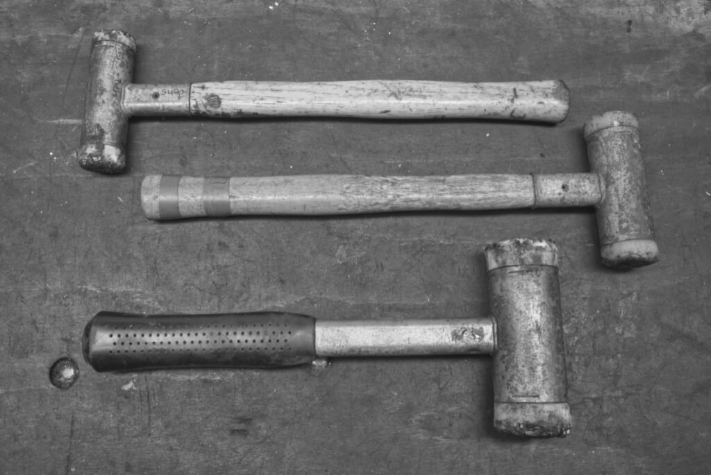 Drei Schonhämmer mit Schlagdämpfung auf der Werkbank