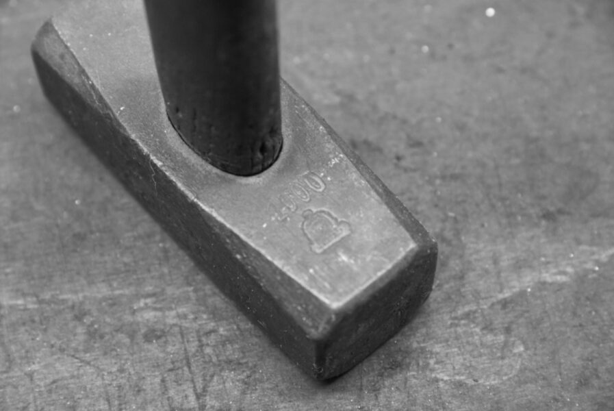 Fäustel mit einem Gewicht von 1000 Gramm in der Werksatt