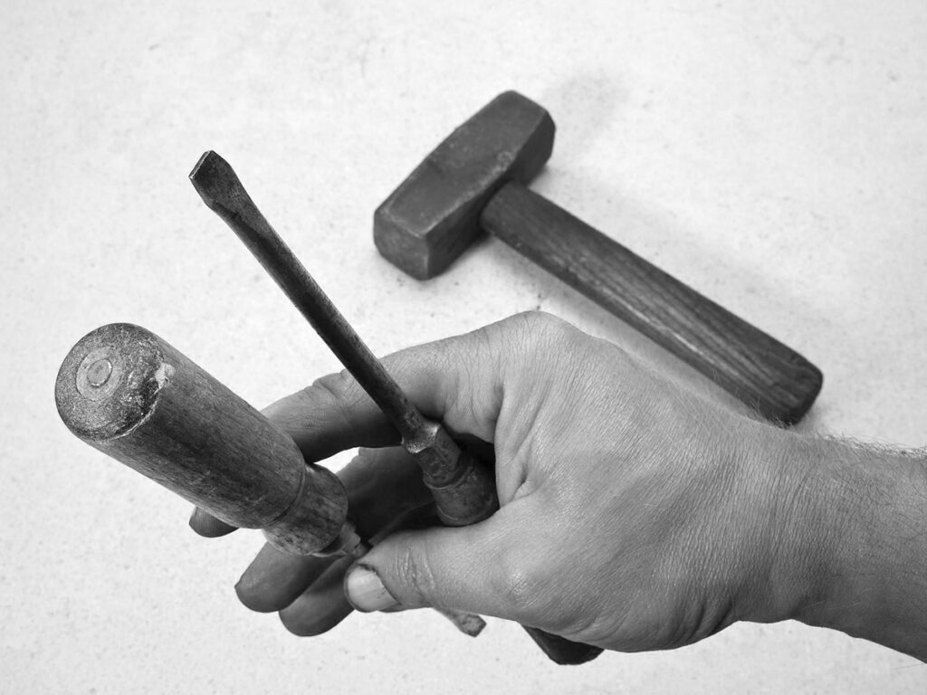 Schraubenzieher mit durchgehendem Heft als Meissel benutzen