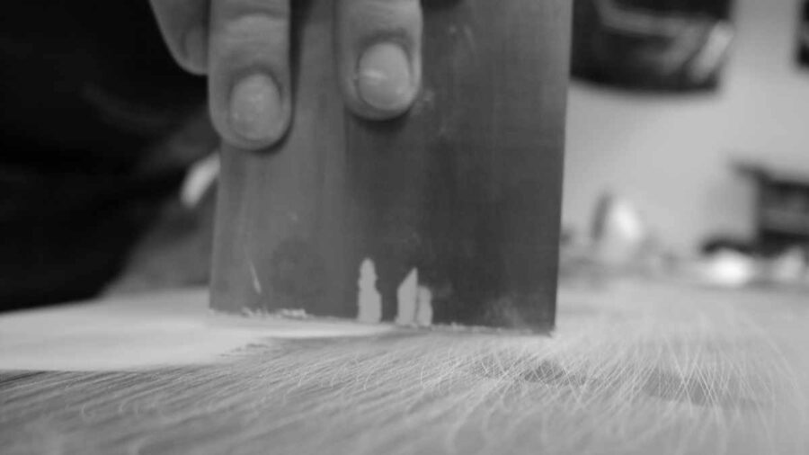 Kreditkarte oder Krankenkassenkarte als Japanspachtel oder Feinspachtel