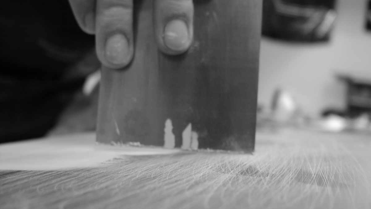 Kreditkarte oder Krankenkassenkarte als Japanspachtel oder Feinspachtel