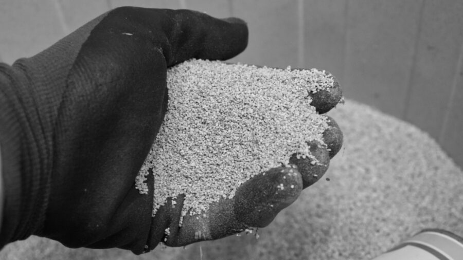 Koks im Abgaskrümmer mit Walnuss-Granulat strahlen