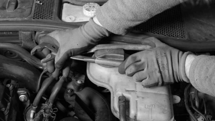 Behälterdeckel Ausgleichbehälter mit einer Zange öffnen