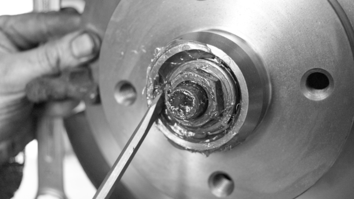 Radlager Kegelrollenlager mit einem Schraubenzieher einstellen