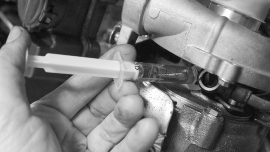 Turbolader nach der Montage mit einer Spritze ölen