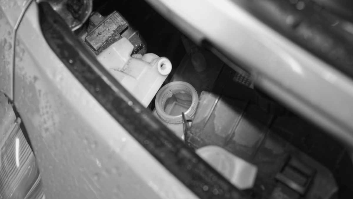 Schlecht zugänglicher Ausgleichbehälter einer Bremsanlage