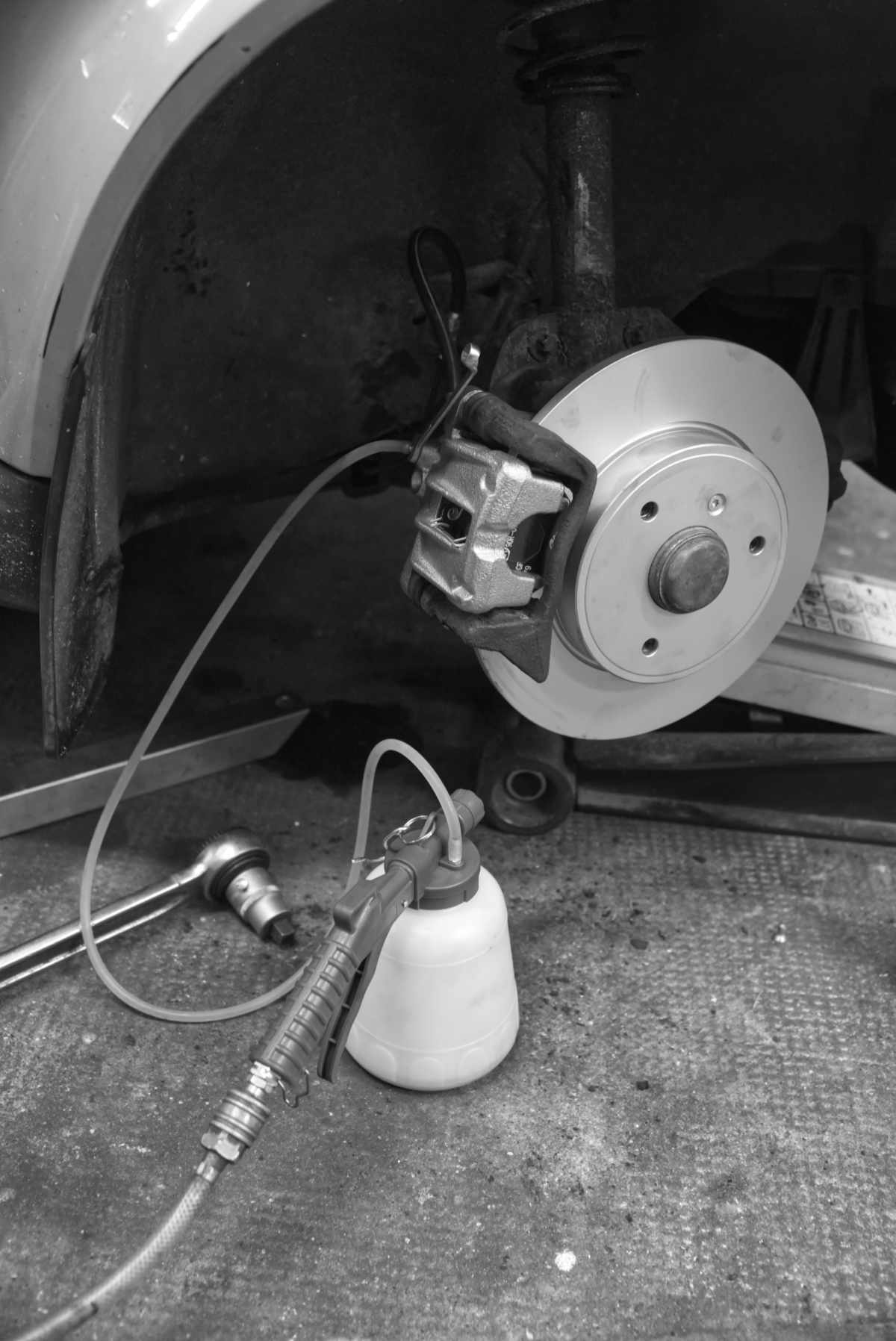 Schnelles Befüllen und Entlüften einer Bremsanlage mit einer Vakuumpumpe