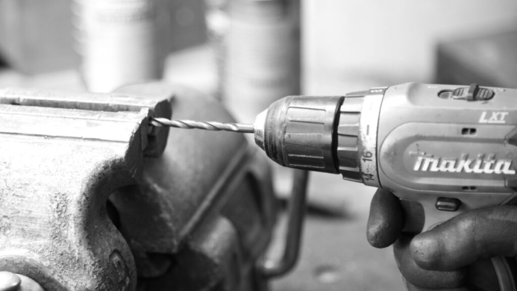 Bohrung im Adapter für den Bremssattel aufbohren