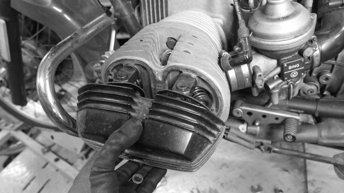 Ventildeckel demontieren um die Ventile einstellen zu können