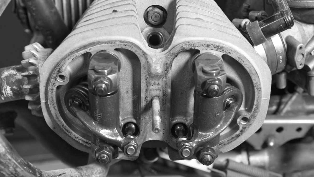 Blick auf den Kipphebelbock und die Einlass- und Auslassventile