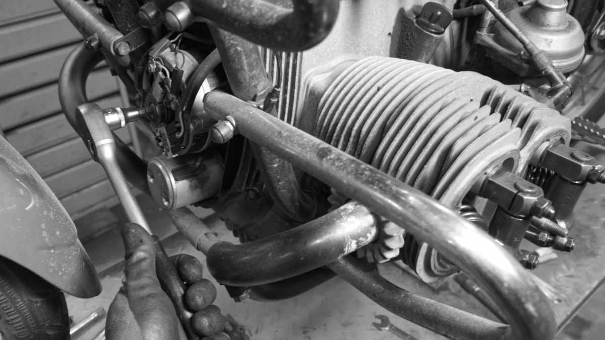 Kurbelwelle drehen um das Ventilspiel einzustellen