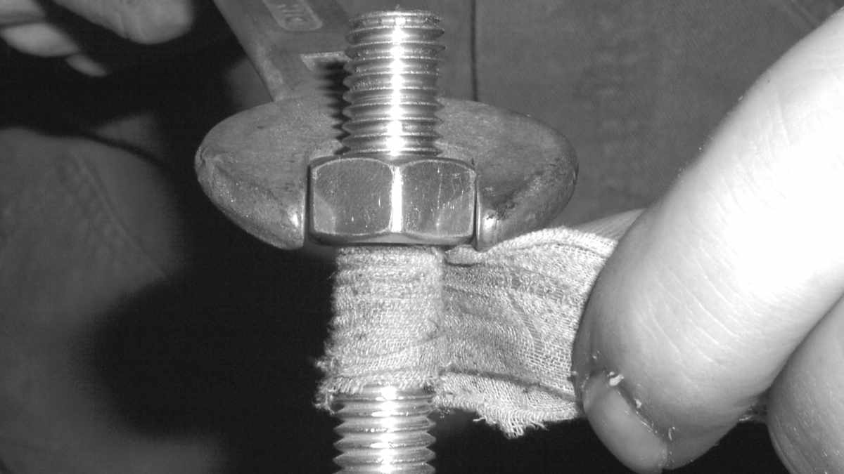 Schraube mit Stoff sichern statt mit Loctite Schraubensicherung