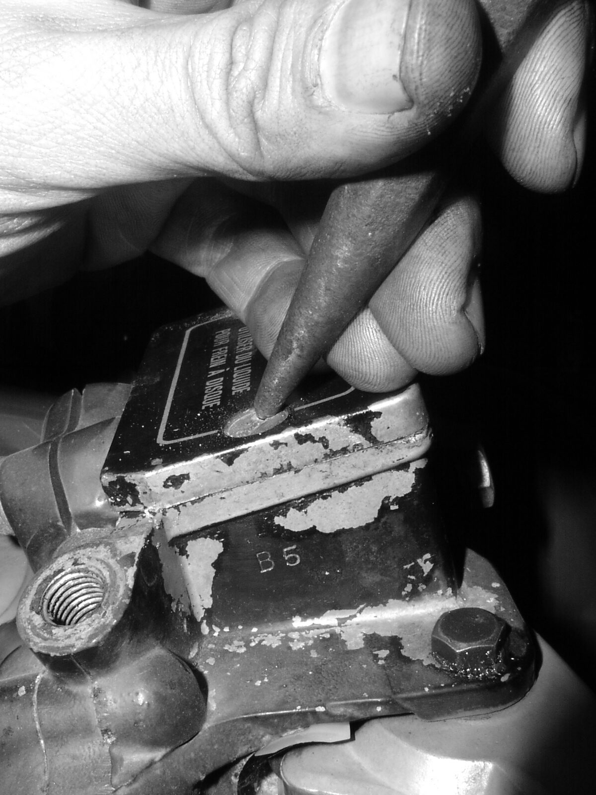 Schlitzschraube mit einem Körnerschlag lockern und lösen