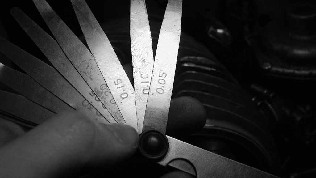 Verschiedene Metallzungen an der Fühlerlehre