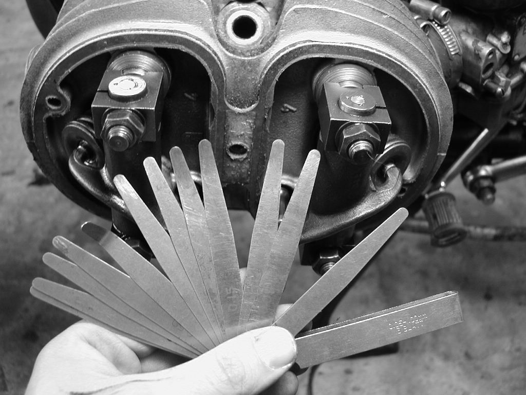 Fühlerblattlehre zum Einstellen der Ventile