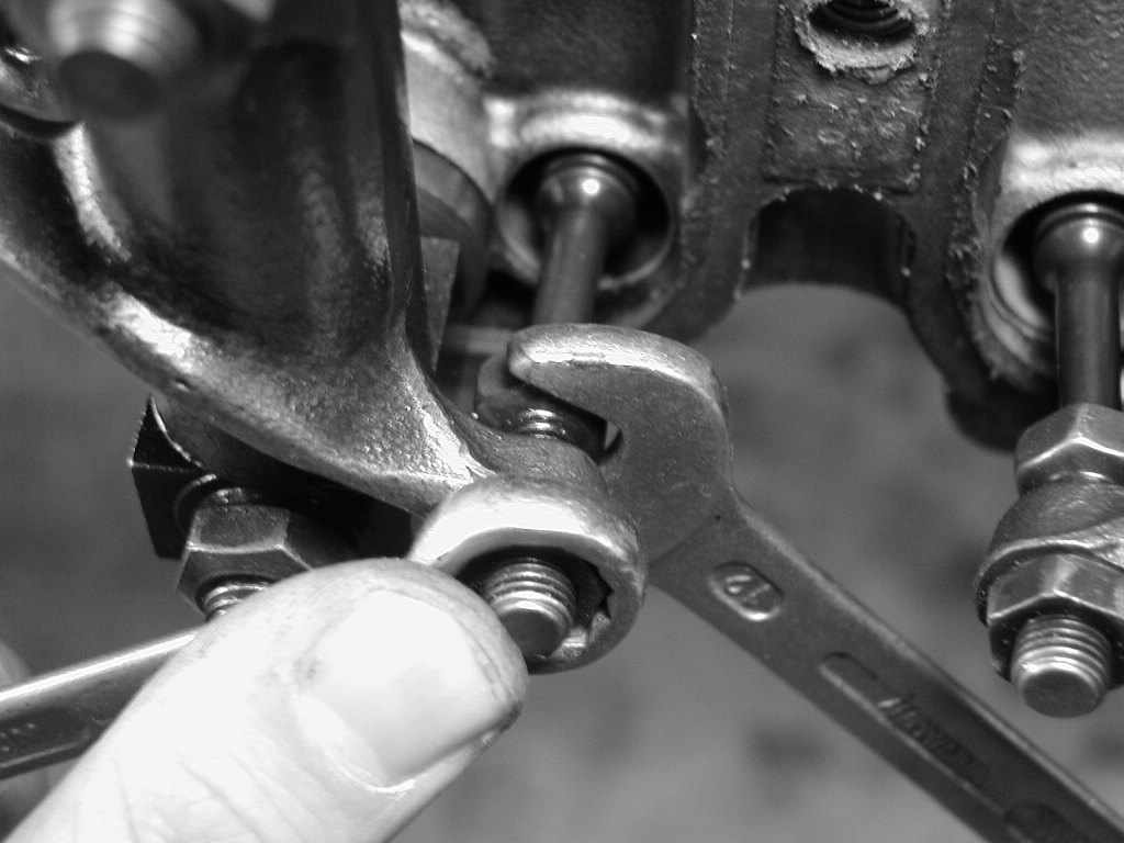 Einstellschraube für Ventilspiel drehen und kontern